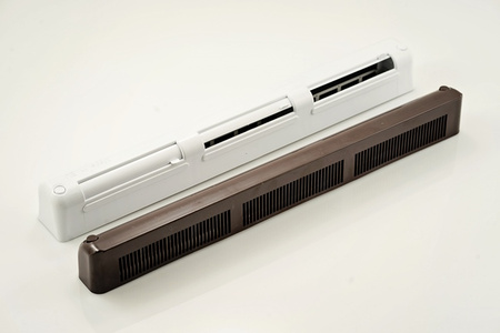 Nawiewnik z manualną regulacją i czerpnią akustyczną, typ VT401, biały wewnątrz, brąz na zewnątrz