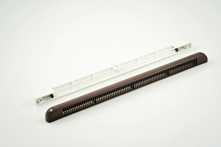 VENT, typ F2500, nawiewnik okienny, biały wewnątrz, brąz na zewnątrz