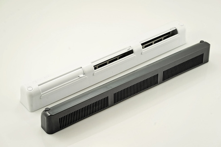 Nawiewnik z manualną regulacją i czerpnią akustyczną, typ VT401, biały wewnątrz, antracyt na zewnątrz