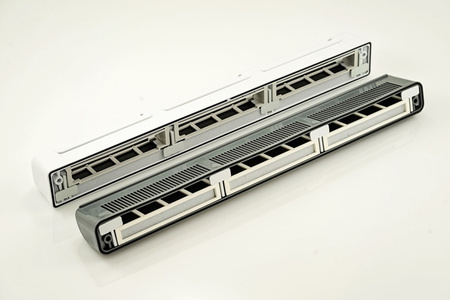 Nawiewnik z manualną regulacją i czerpnią akustyczną, typ VT401, biały wewnątrz, szary na zewnątrz