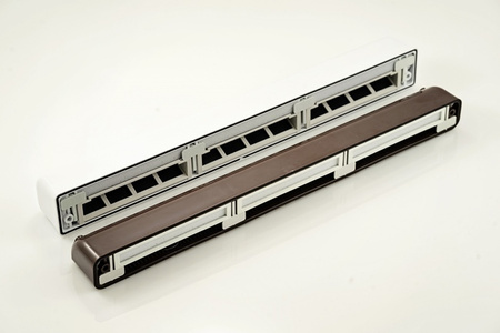 Nawiewnik z manualną regulacją i czerpnią akustyczną, typ VT401, biały wewnątrz, brąz na zewnątrz