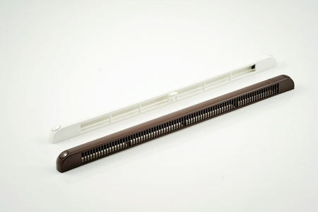 VENT, typ F2500, nawiewnik okienny, biały wewnątrz, brąz na zewnątrz